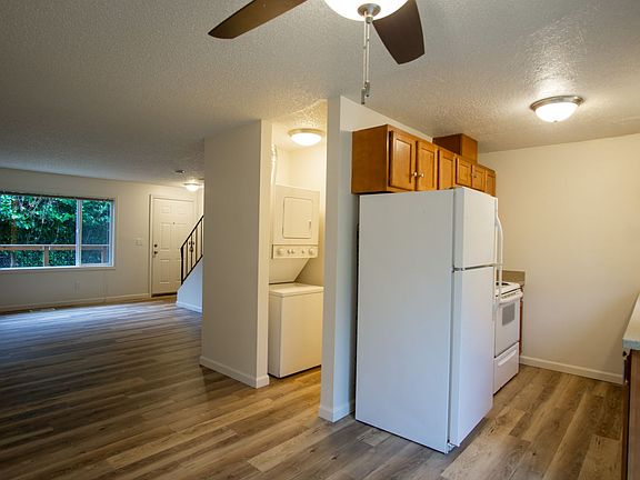 4th image of 3595 Cedaroak Dr Unit 19
