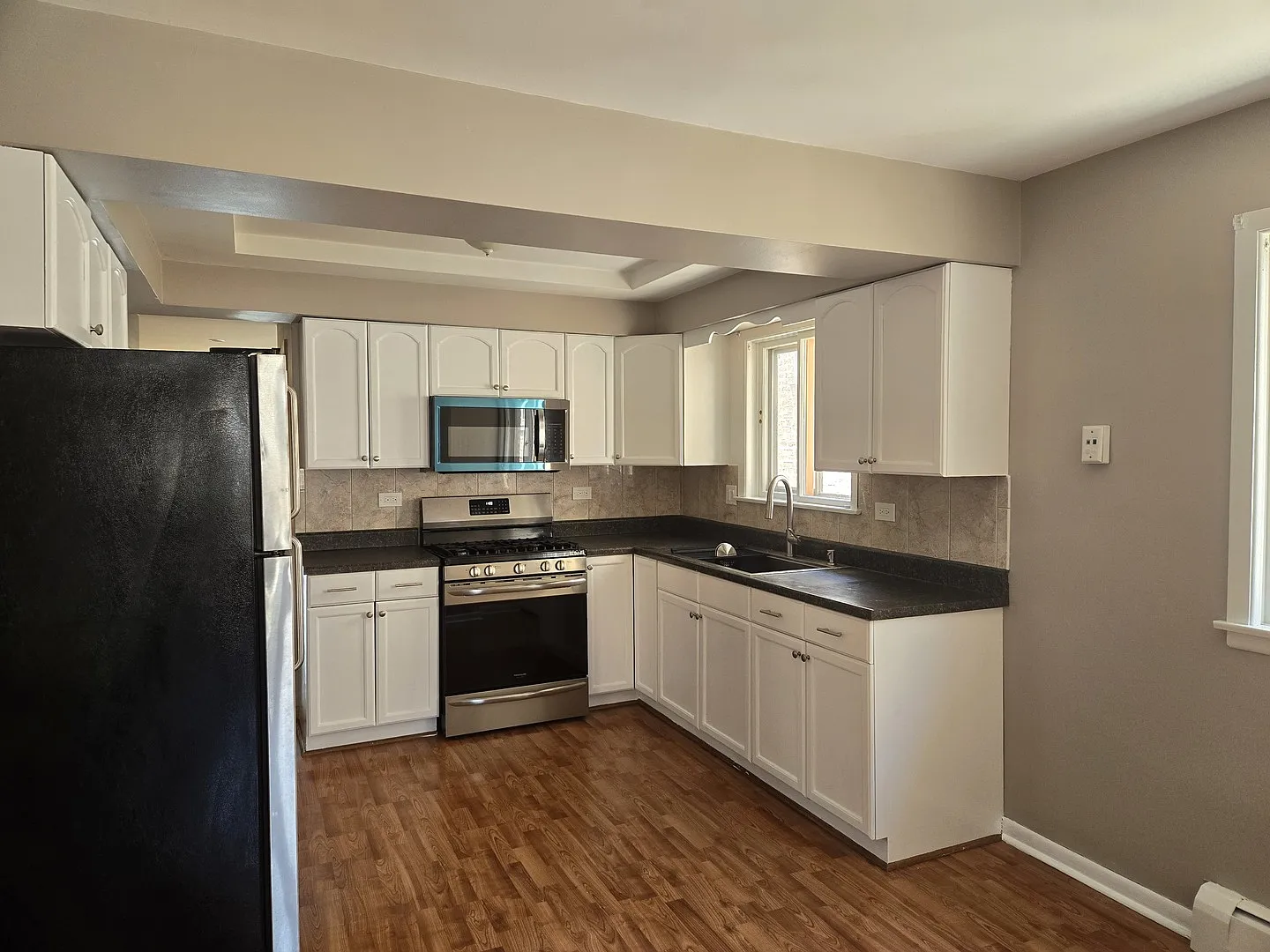 3 bed, 1200 sqft, $2,300 — Photo 2