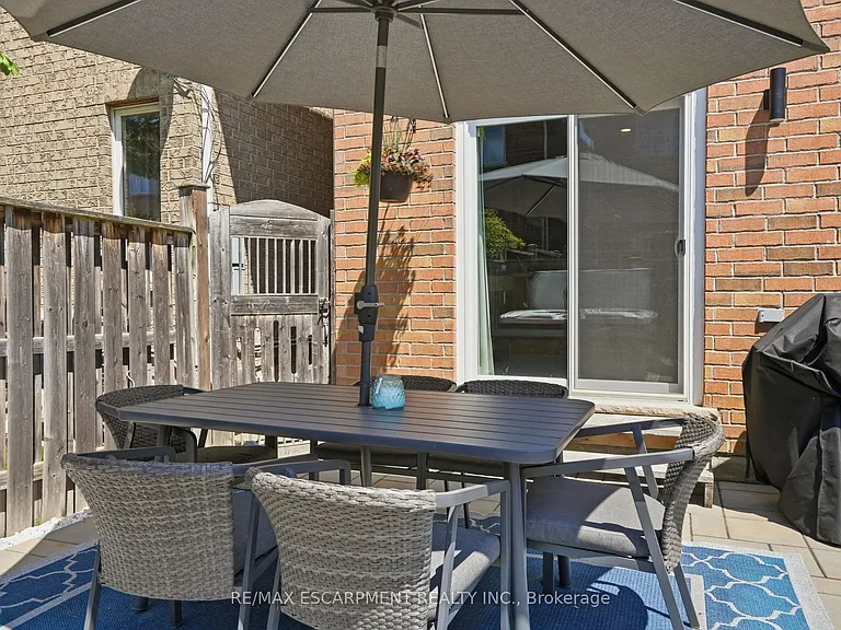 111 Greenstem Cres — Photo 41