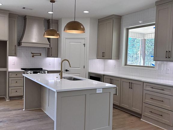 4th image of 15112 Jason Dr