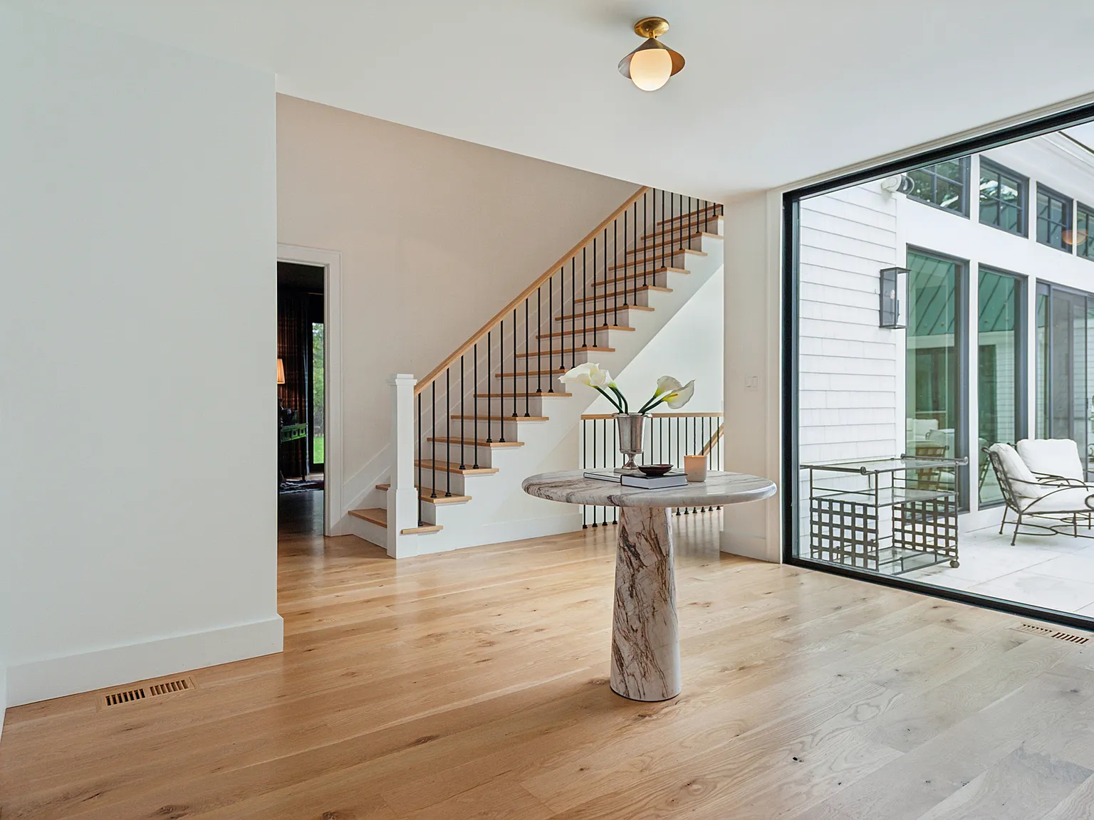 Contemporary Barn Elegance Amid Meadow and Reserve — Photo 3