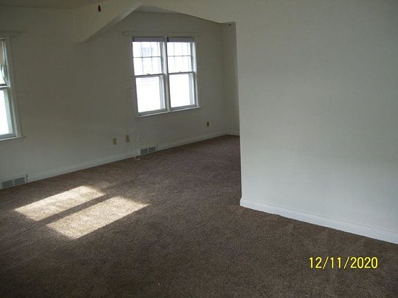 5th image of 405 E 5th St