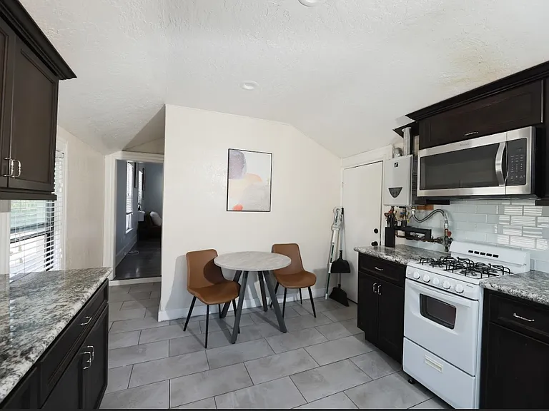 427 S 3rd St #6 — Photo 3