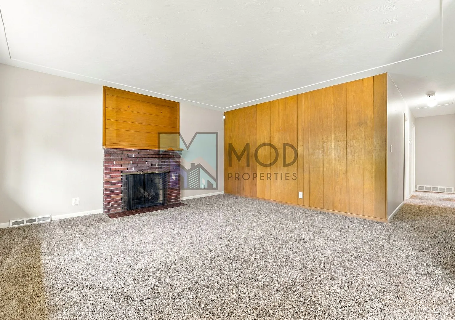 $0 Deposit Option! Spacious 5-Bedroom Home With Finished Basement & 2 Car Garage — Photo 3