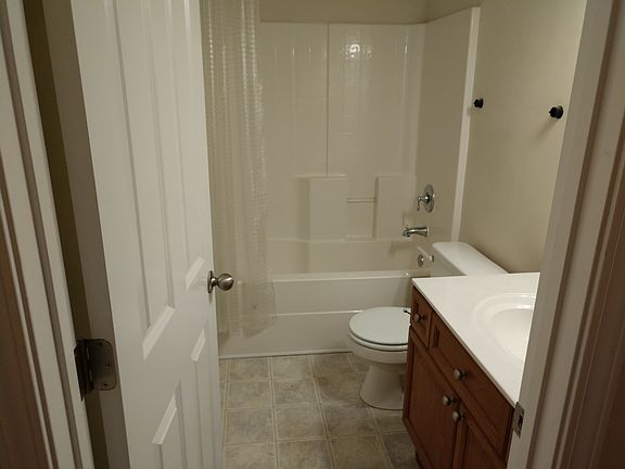2nd Bdr Bath Access frm Hall