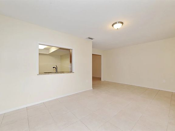 5th image of 3691 York Dr W