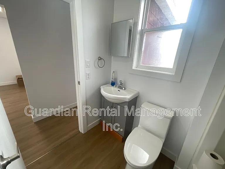245 McIntyre St #2 — Photo 11