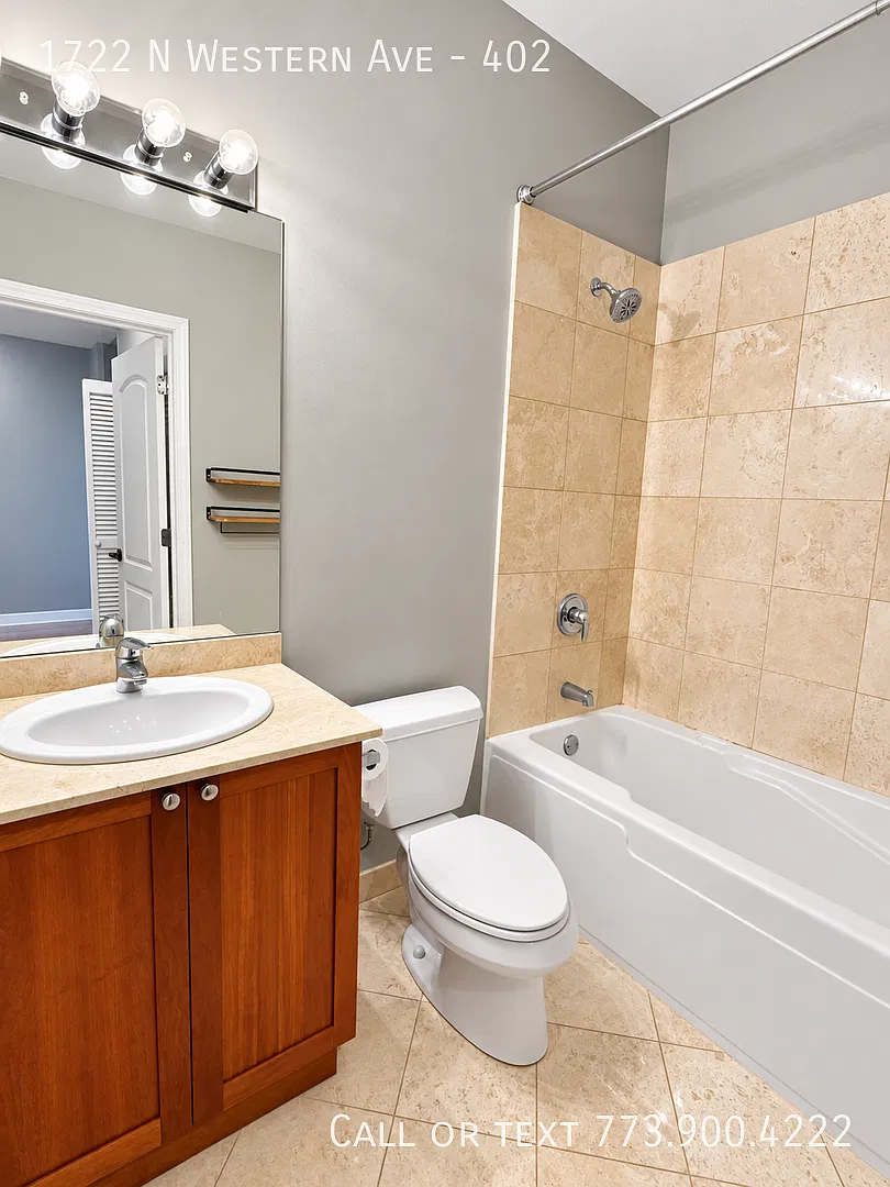 Bucktown/Wicker Park 2 bed 2 bath with garage parking, fiber internet and in unit laundry included — Photo 4