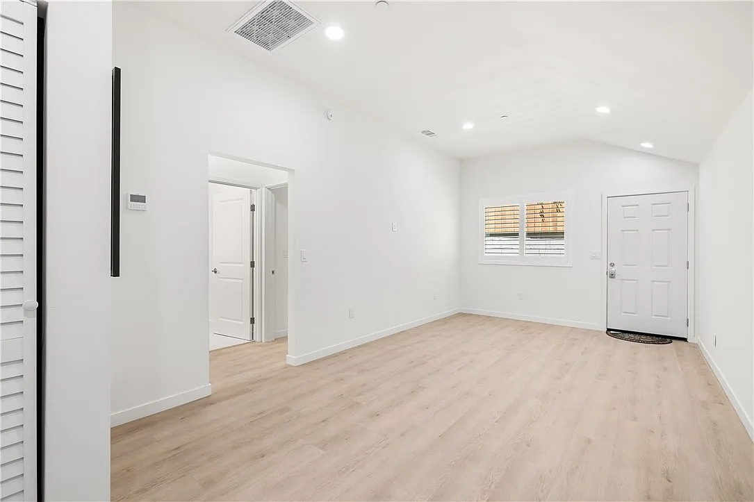 2 bed, 822 sqft, $3,500 — Photo 3