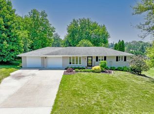 10418 Emberwood Dr, Dubuque, IA 52001