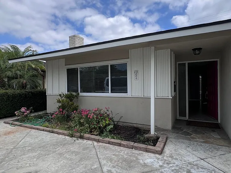 1006 E Brookdale Pl — Photo 2