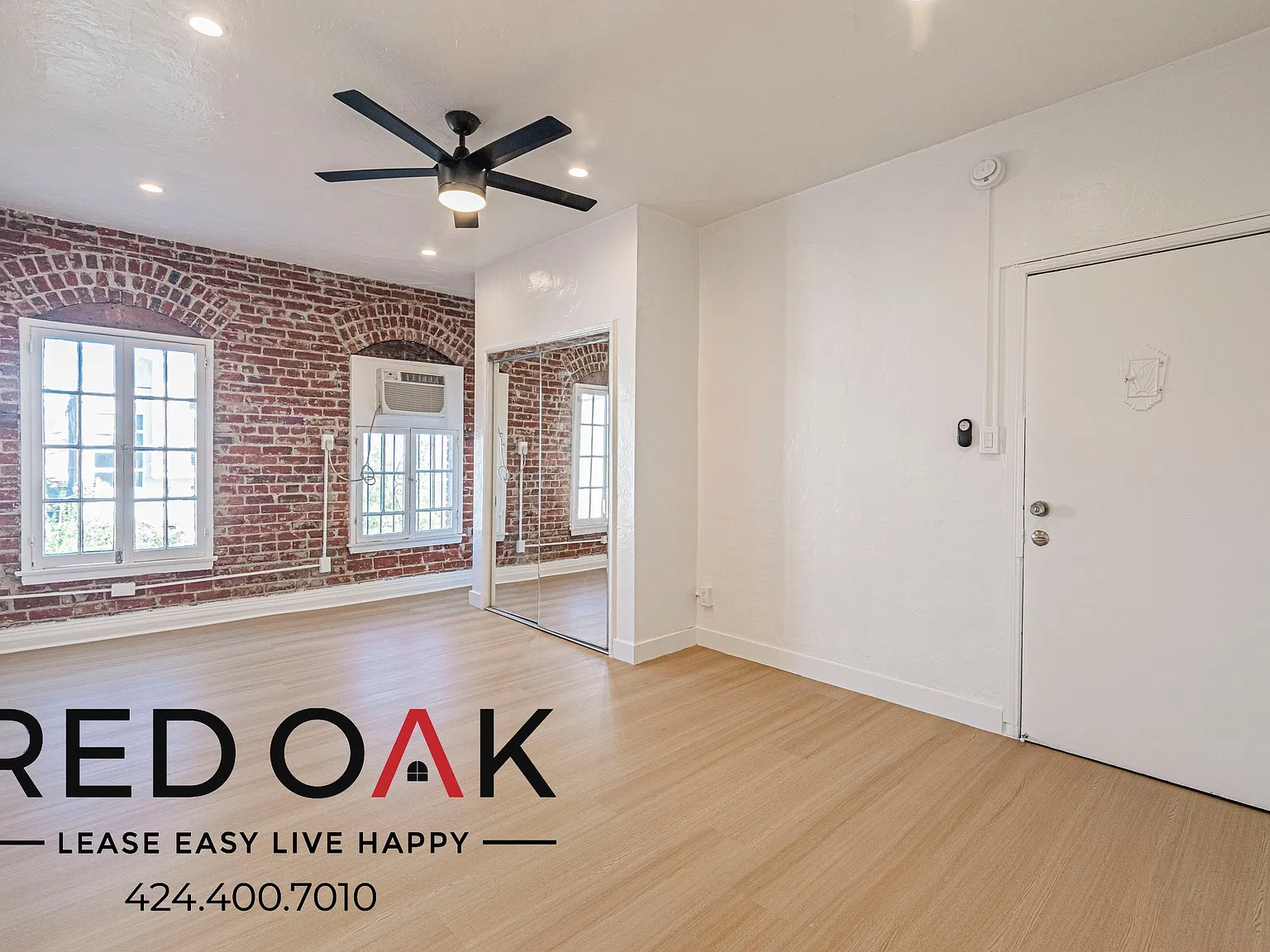 Airy 1-Bed with Hardwood-Style Floors, Air Conditioning and On-Site Laundry in the Heart of Pico-... — Photo 1