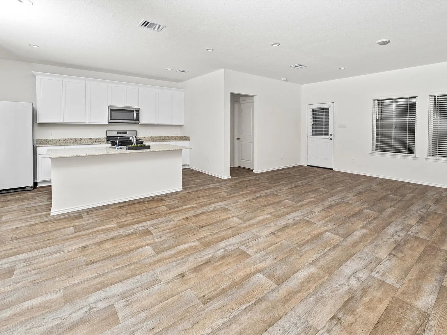 3 bed, 2.0 bath, 1675 sqft, $1,999 — Photo 4