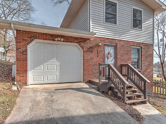 3rd image of 1301 Van Oaks Dr