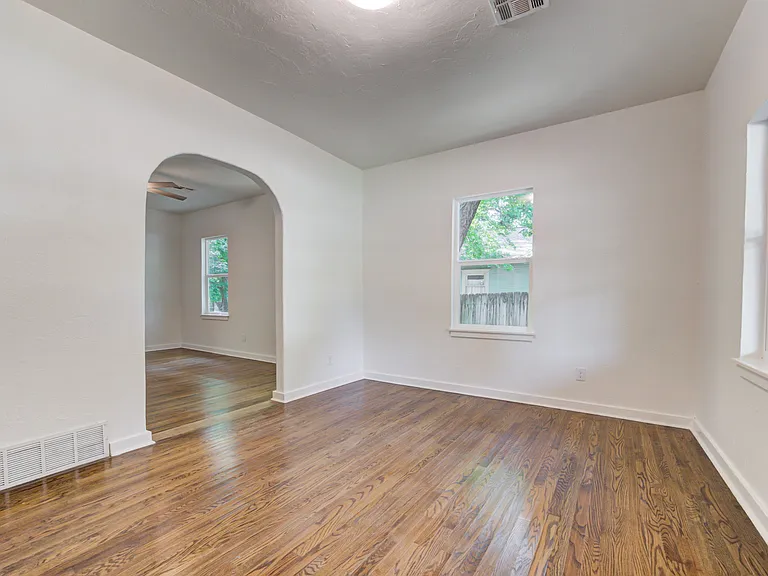 311 S Flood Ave — Photo 7