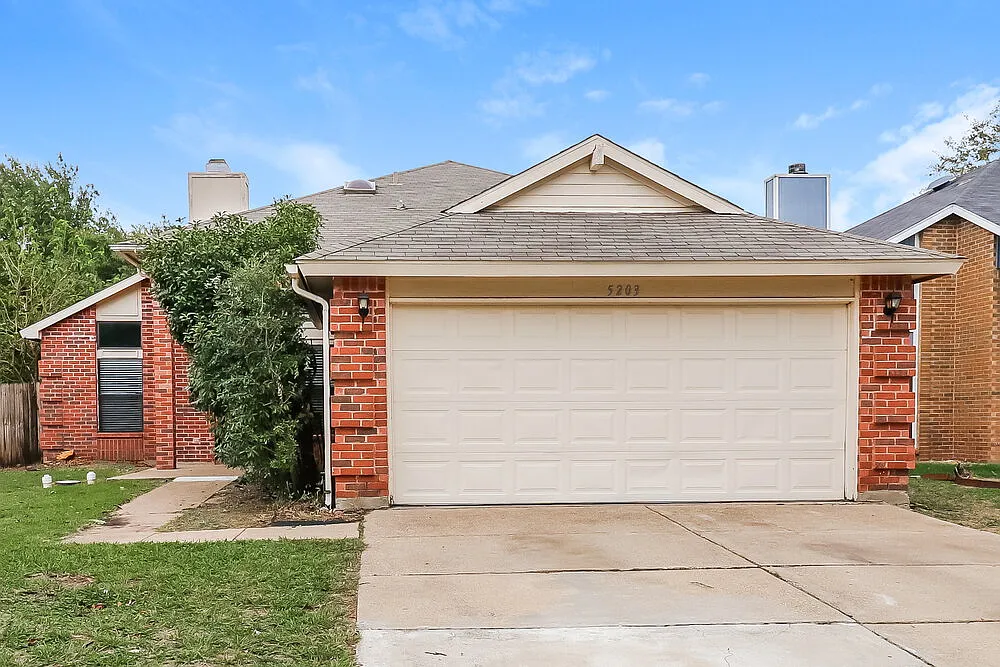 3 bed, 2.0 bath, 1844 sqft, $2,445 — Photo 1