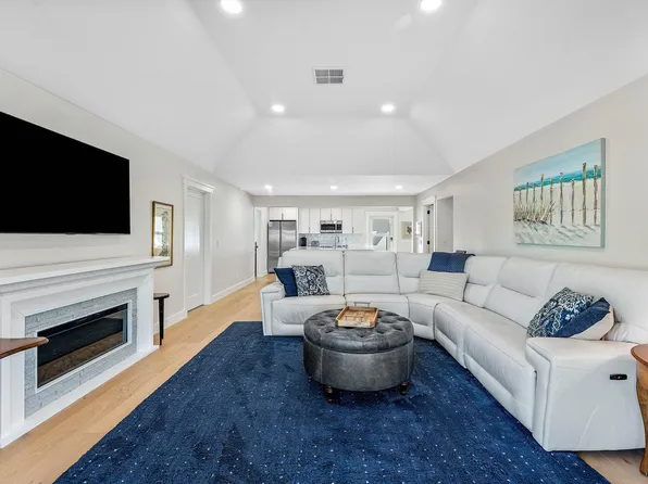 13731 Eastpointe Way, Palm Beach Gardens, FL 33418