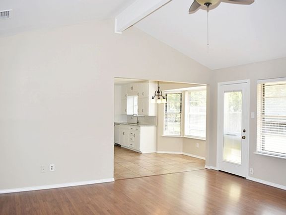 3rd image of 924 Prestwick St