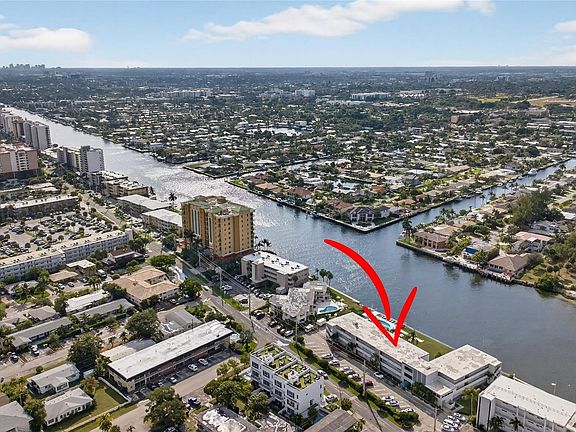 3rd image of 1001 N Riverside Drive #305