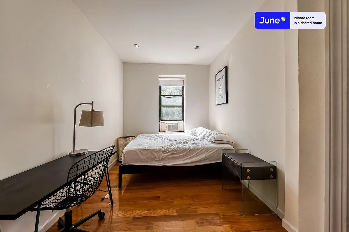 Full bedroom in 6 bed/2 bath home in Central Harlem #1863 A — Photo 1