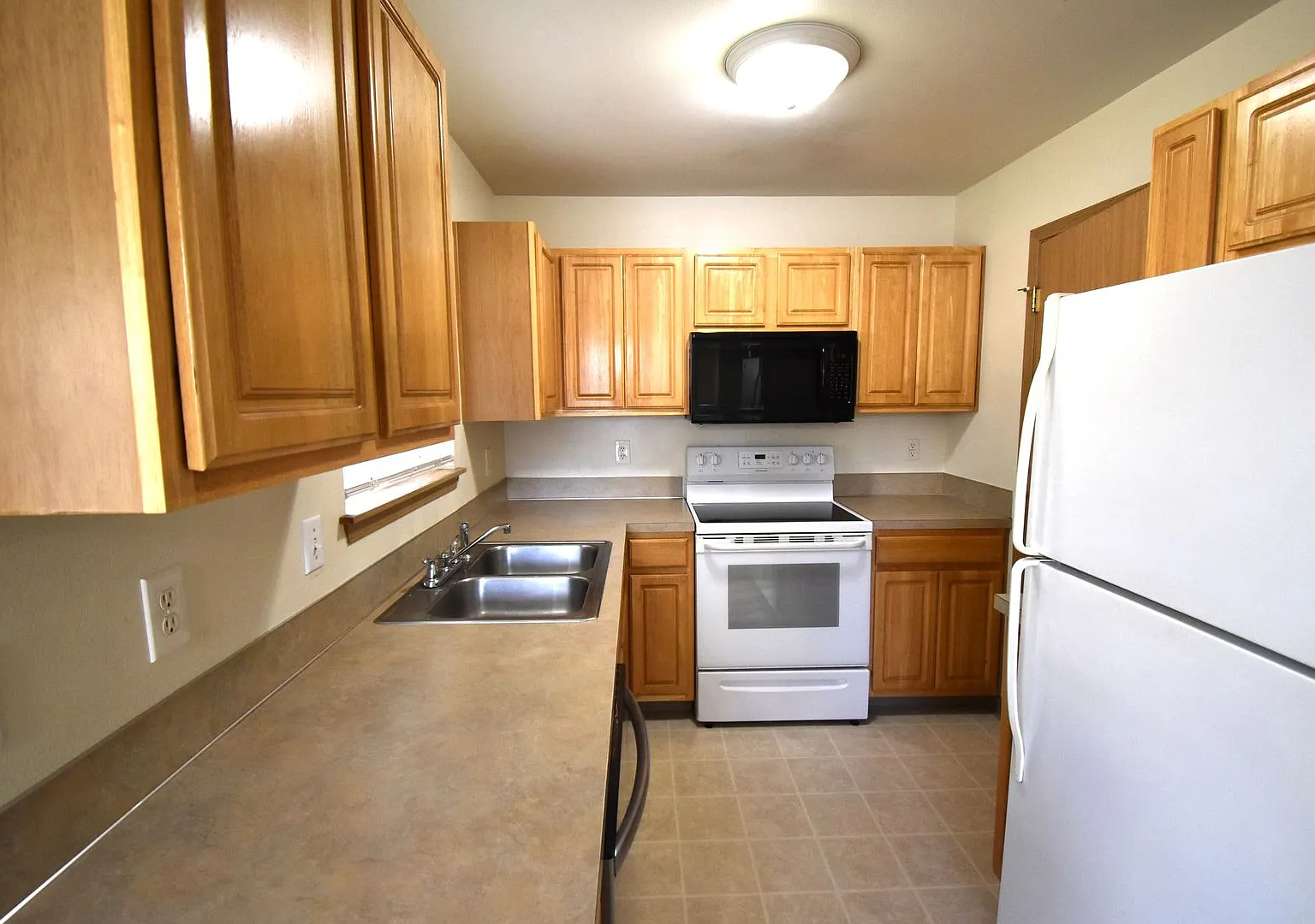 Spacious corner lot Townhome — Photo 4