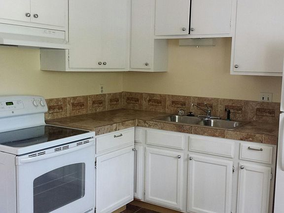 3rd image of 466 Hawthorn Ave APT 3