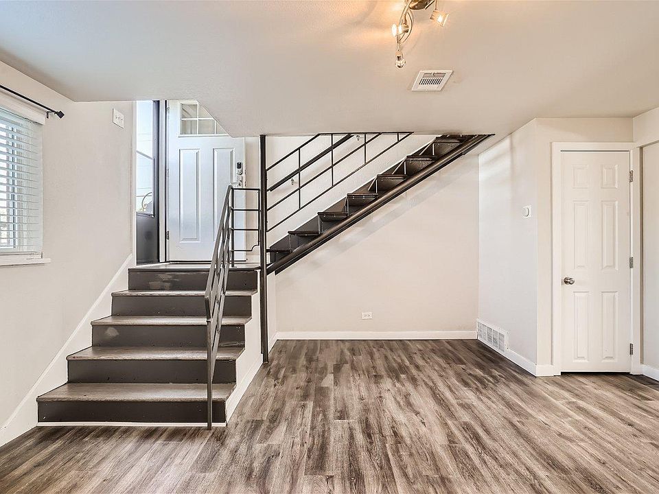 Great vinyl flooring throughout living roomand kitchen