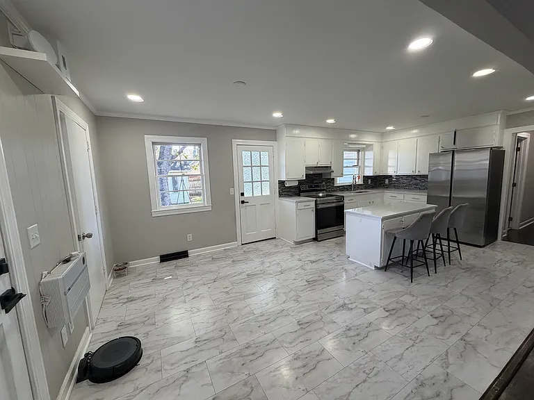 4155 Lee St — Photo 4