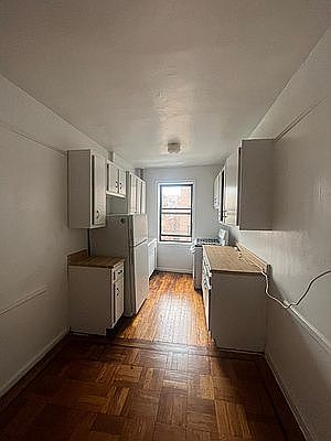 2nd image of 655 Pelham Pkwy N APT 3F