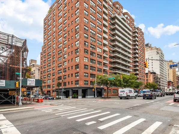 300 East 71st Street image 3 of 13