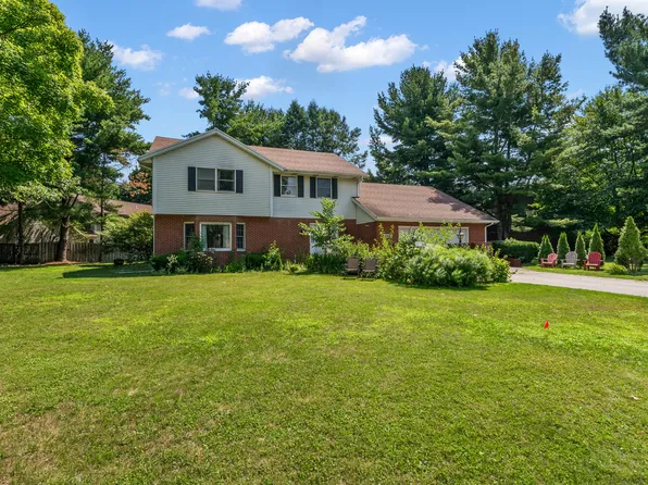 665 S Greenbrook Cir, Saint Joseph, MI 49085