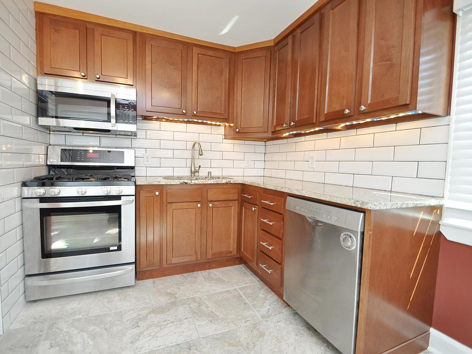 Chef's kitchen with custom maple cabinets, Venetian Granite countertops, deluxe Stainless Steel appliances (quiet Bosch Dishwasher, Ice/Water Kitchenaid Refrigerator, Convection LG Gas Range, and LG over-the-range microwave), build-in bookshelves with Win