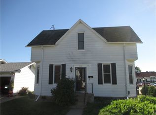 908 W 1st St, Pella, IA 50219