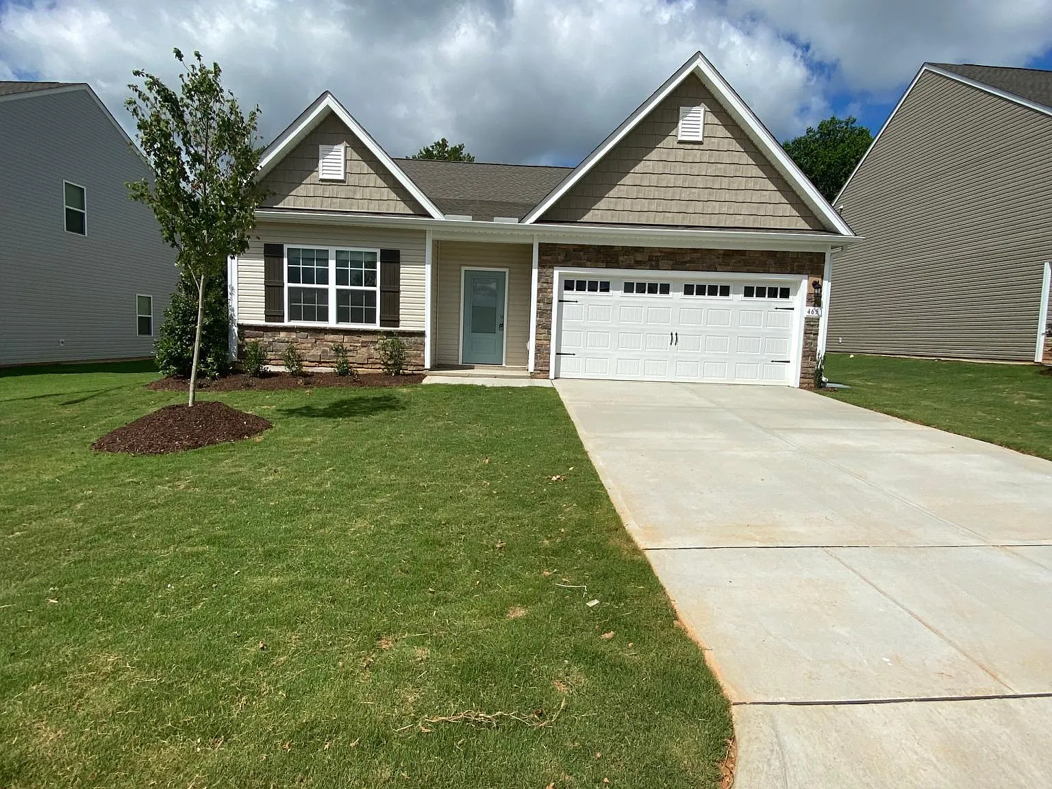 4 bed, 1587 sqft, $1,999 — Photo 2