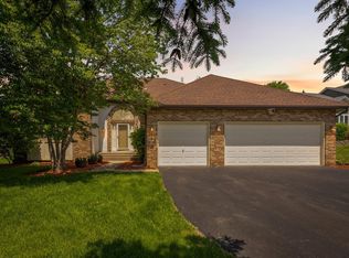 1127 Ridge Bluff Dr, Chaska, MN 55318