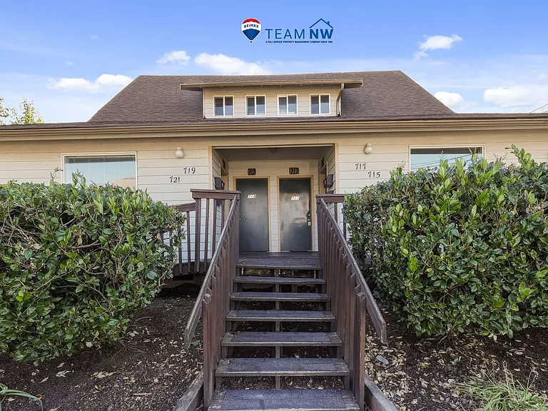 717 Adams St SE — Photo 1