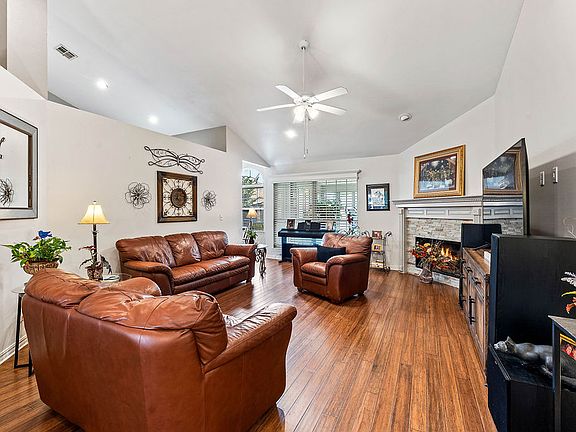 4th image of 323 Center Dr