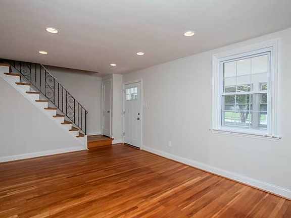 4th image of 308 Walnut Hill Ln
