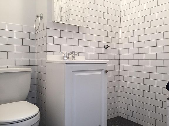 4th image of 220 Suydam St APT 02R