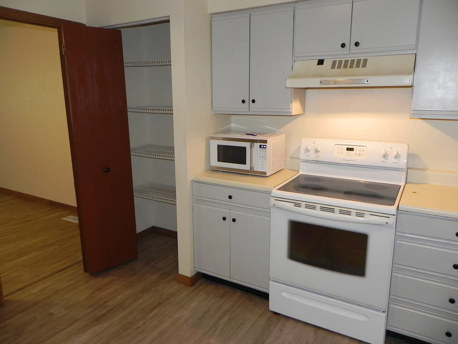 3 bed, 1.5 bath, 2500 sqft, $1,495 — Photo 3