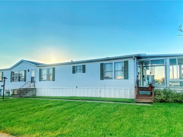 1199 Ridgewood Dr, Lockport, NY 14094