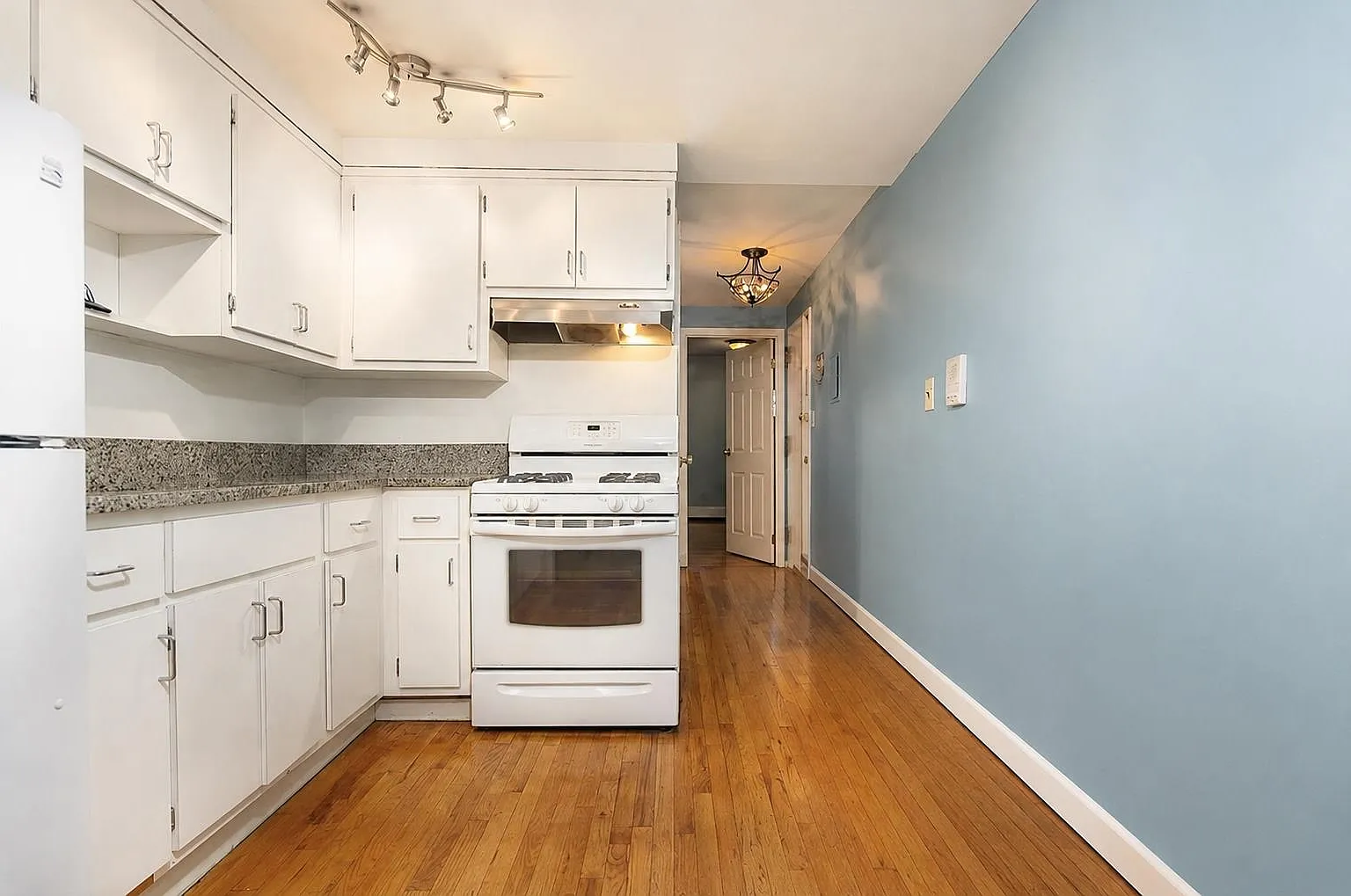 Studio, $3,000 — Photo 1