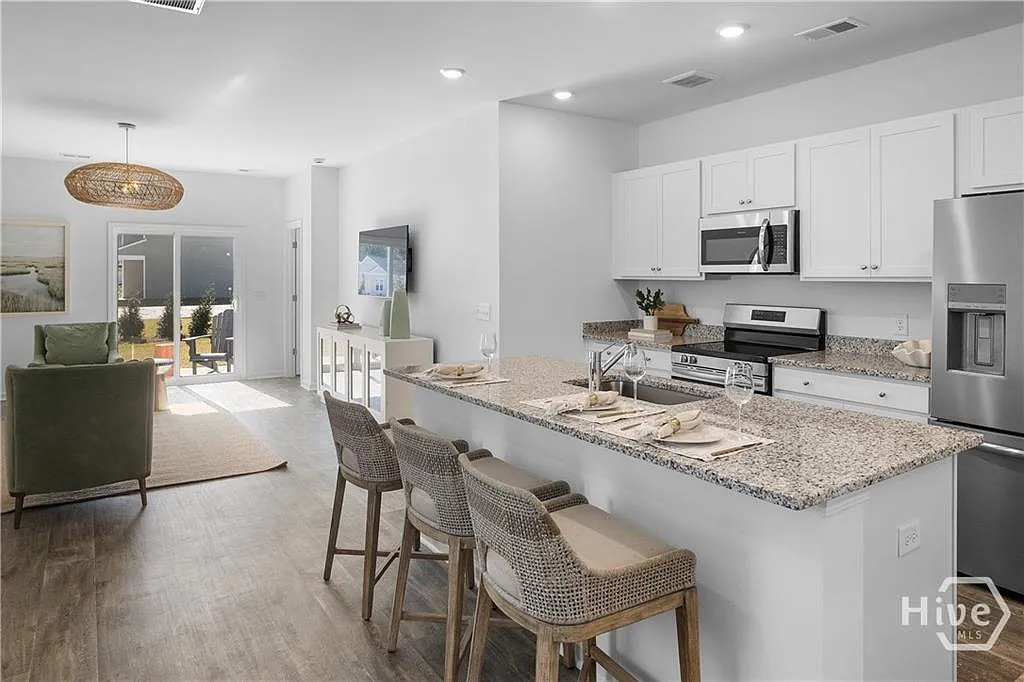5 bed, 3.5 bath, 2358 sqft, $2,650 — Photo 3