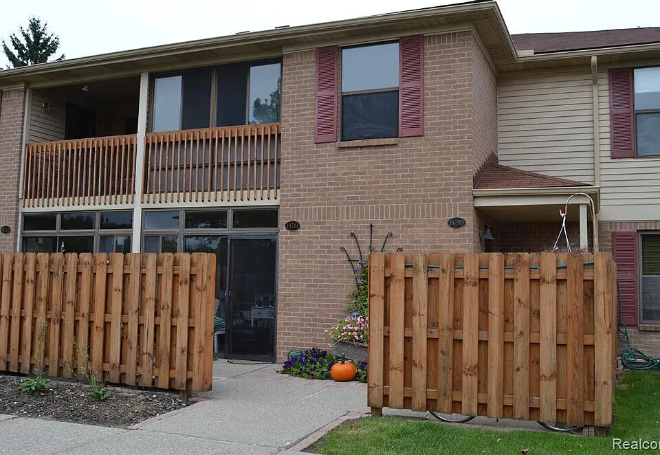 19259 Surrey Ln