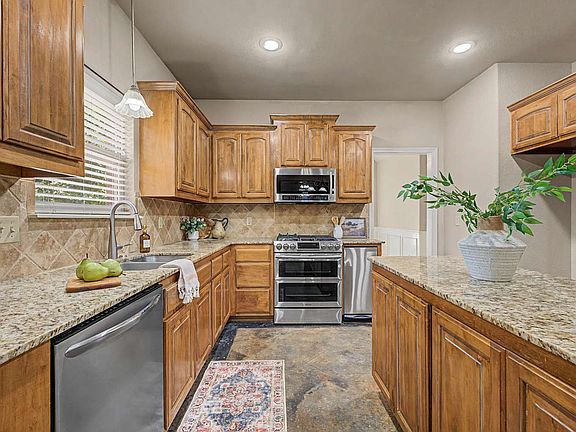 5th image of 701 W 39th St