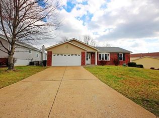 451 Hidden Lake Dr, Saint Peters, MO 63304