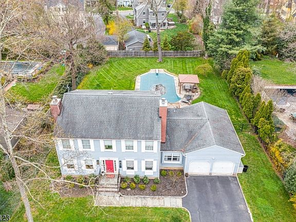 2nd image of 229 Roseland Ave