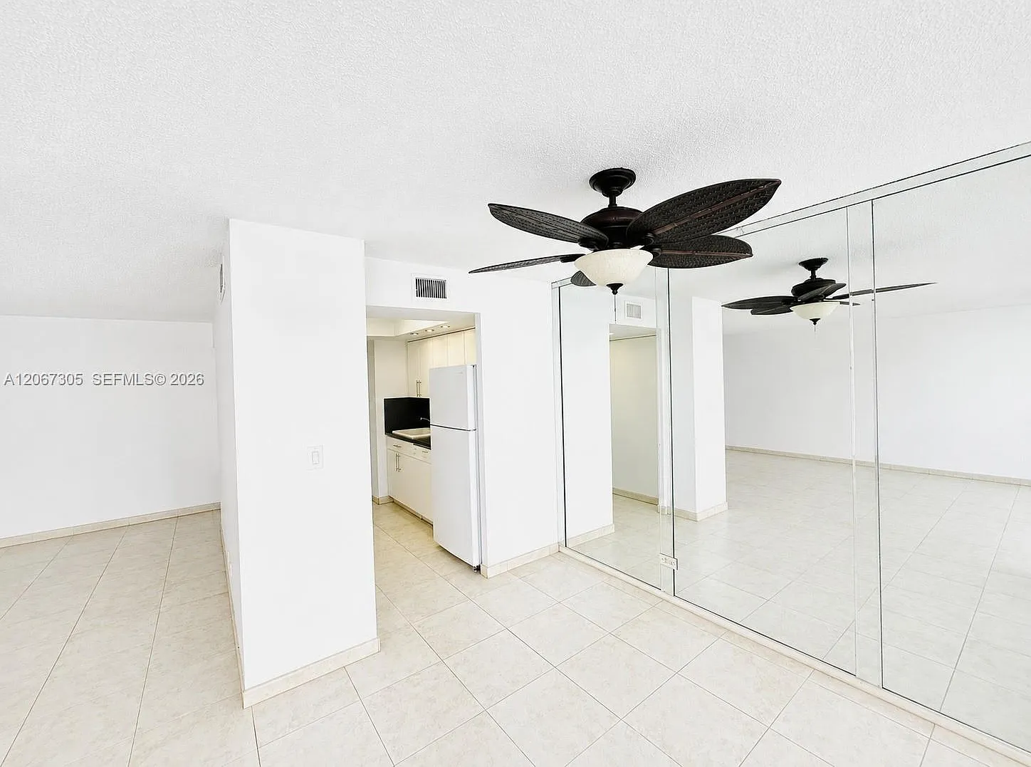 Winston Towers 100 Condo — Photo 2