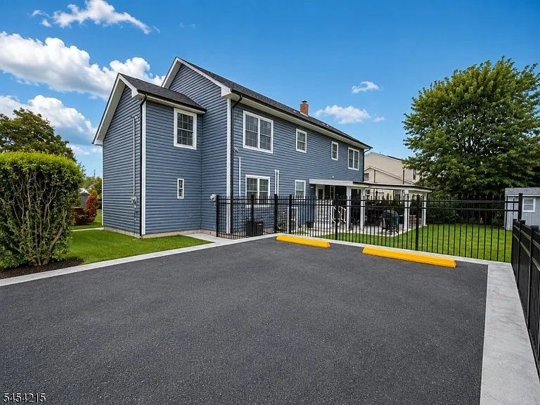 81 Ellen St #2 — Photo 18
