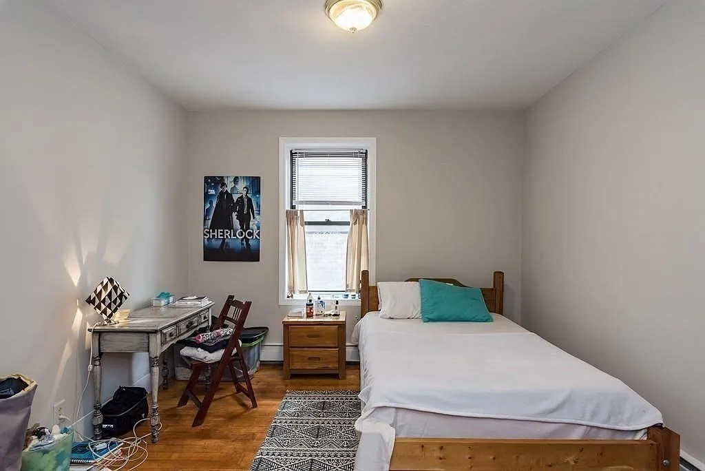 3 bed, 1.0 bath, 775 sqft, $2,600 — Photo 3